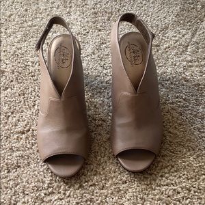 Life Stride Beige Open Toe Heel Size 8
